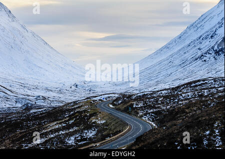 La A82 strada come esso si incurva attraverso Glen Coe Foto Stock