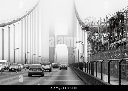 Il traffico sul Golden Gate Bridge, ponte nella nebbia, San Francisco, California, Stati Uniti Foto Stock