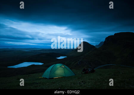 Tende, il camp nel paesaggio roccioso di Quiraing, Trotternish Ridge, Isola di Skye, Scotland, Regno Unito Foto Stock