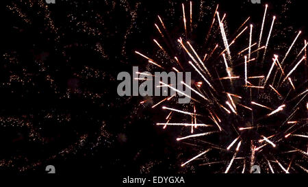 Buntes Feuerwerk am Nachthimmel, colorati fuochi d'artificio nel cielo notturno, fuochi d'artificio, pirotecnica, petardi, colorato, colorato Foto Stock