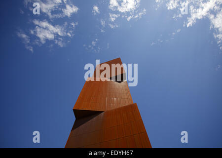 Colpo di broadcasting della torre contro un cielo blu Foto Stock