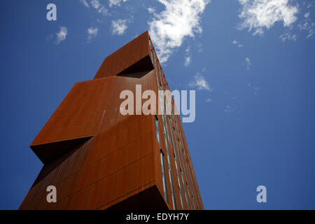 Colpo di broadcasting della torre contro un cielo blu Foto Stock