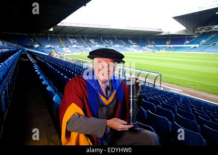 Eddie grigio con il suo dottorato onorario da Leeds Beckett University Foto Stock