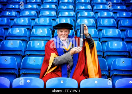 Eddie grigio con il suo dottorato onorario da Leeds Beckett University Foto Stock