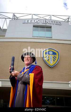 Eddie grigio con il suo dottorato onorario da Leeds Beckett University Foto Stock