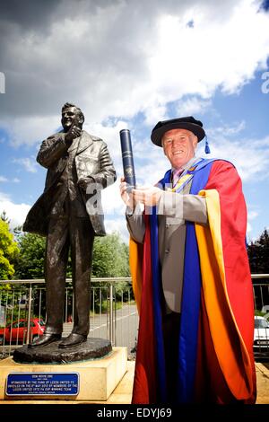 Eddie grigio con il suo dottorato onorario da Leeds Beckett University Foto Stock