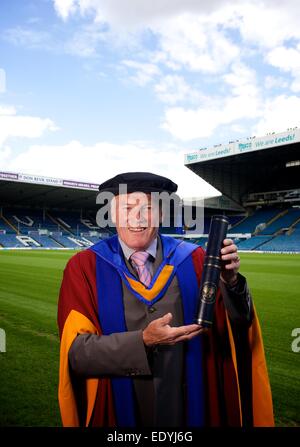 Eddie grigio con il suo dottorato onorario da Leeds Beckett University Foto Stock