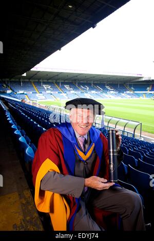 Eddie grigio con il suo dottorato onorario da Leeds Beckett University Foto Stock
