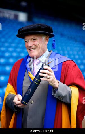 Eddie grigio con il suo dottorato onorario da Leeds Beckett University Foto Stock