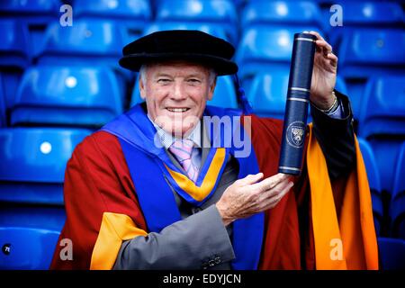 Eddie grigio con il suo dottorato onorario da Leeds Beckett University Foto Stock