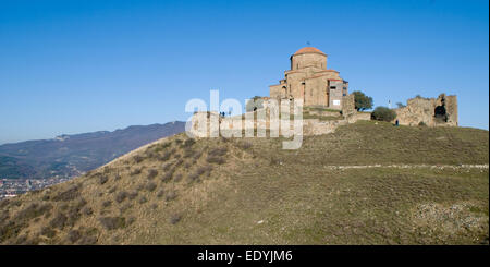 Monastero di Jvari (vicino a Mtskheta) è situato sulla cima della montagna contro il cielo blu sullo sfondo. Foto Stock