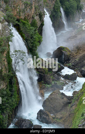 Queste cascate sono situate in Turchia - Anti-Taurus Montagne (Aladaglar). Cascate Kapuzbasi seguire dalla rupe alta. Foto Stock