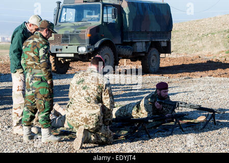 Il Kurdistan iracheno. Xii gen, 2015. Bundeswehr treno soldati Peshmerga fighters in utilizzando armi tedesche al 'Zeravani Training Center' in Bnaslava vicino a Erbil in Kurdistan, Iraq, 12 gennaio 2015. Durante la sua visita, il ministro tedesco della difesa von der Leyen (CDU) informato se stessa circa il lavoro della Bundeswehr soldati, che treno Peshmerga fighters in utilizzando armi tedesche. Foto: MAURIZIO GAMBARINI/dpa/Alamy Live News Foto Stock