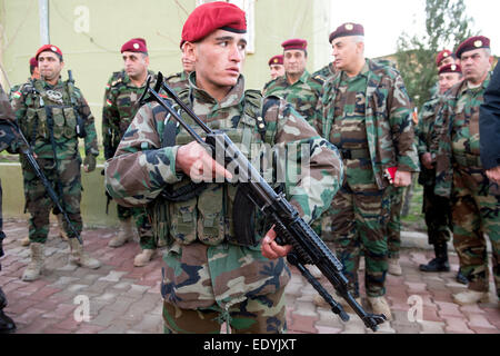 Il Kurdistan iracheno. Xii gen, 2015. Peshmerga fighters attendere al 'Zeravani Training Center " per la visita del Ministro tedesco della difesa von der Leyen (CDU) in Bnaslava vicino a Erbil in Kurdistan, Iraq, 12 gennaio 2015. Durante la sua visita, von der Leyen informato se stessa circa il lavoro della Bundeswehr soldati. Foto: MAURIZIO GAMBARINI/dpa/Alamy Live News Foto Stock