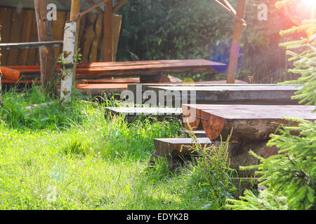 Tavoli in legno e panche nel gazebo nel parco Foto Stock