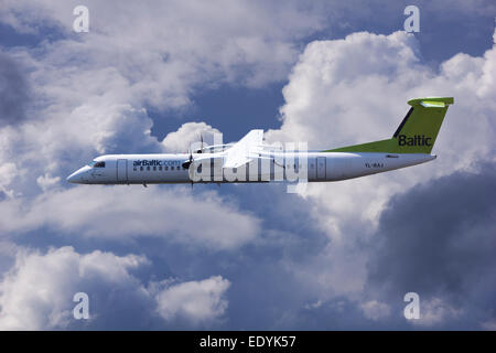 Aeromobile YL-BAJ Air Baltic De Havilland Dash 8 in volo Foto Stock