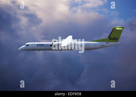 Aeromobile YL-BAJ Air Baltic De Havilland Dash 8 battenti in caso di maltempo Foto Stock