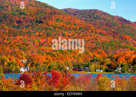 Lac Bromont in autunno, Bromont, Eastern Townships, Quebec, Canada Foto Stock