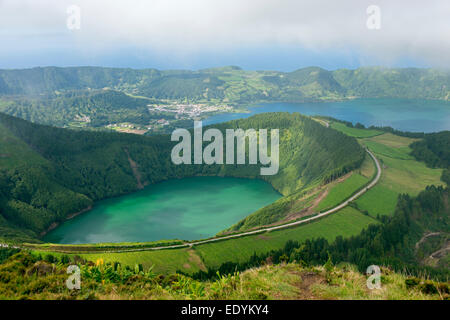 Lagoa do Canario e Lagoa Azul, Caldeira das Sete Cidades, Sao Miguel, Azzorre, Portogallo Foto Stock
