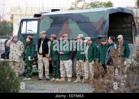 Il Kurdistan iracheno. Xii gen, 2015. Peshmerga fighters attendere al 'Zeravani Training Center " per la visita del Ministro tedesco della difesa von der Leyen (CDU) in Bnaslava vicino a Erbil in Kurdistan, Iraq, 12 gennaio 2015. Durante la sua visita, von der Leyen informato se stessa circa il lavoro della Bundeswehr soldati. Foto: MAURIZIO GAMBARINI/dpa/Alamy Live News Foto Stock