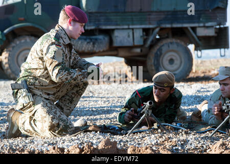 Il Kurdistan iracheno. Xii gen, 2015. Bundeswehr treno soldati Peshmerga fighters in utilizzando armi tedesche al 'Zeravani Training Center' in Bnaslava vicino a Erbil in Kurdistan, Iraq, 12 gennaio 2015. Durante la sua visita, il ministro tedesco della difesa von der Leyen (CDU) informato se stessa circa il lavoro della Bundeswehr soldati, che treno Peshmerga fighters in utilizzando armi tedesche. Foto: MAURIZIO GAMBARINI/dpa/Alamy Live News Foto Stock