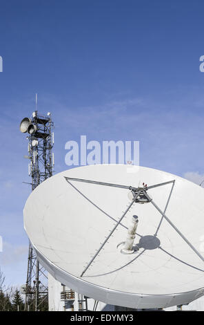 Una grande antenna per le trasmissioni via satellite e la torre delle comunicazioni Foto Stock