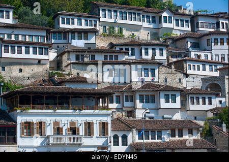 Case tradizionali in Mangalem trimestre, Sito Patrimonio Mondiale dell'UNESCO, Berat, Albania Foto Stock