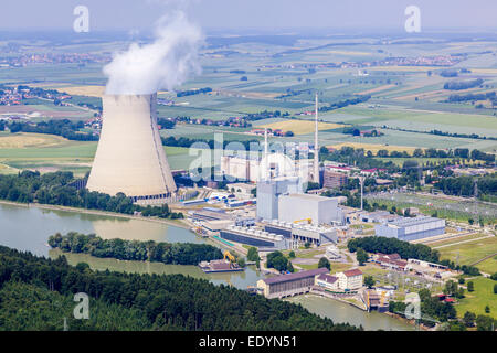 Vista aerea, EON gli impianti di energia nucleare Isar I e II Isar con edifici del reattore e la torre di raffreddamento sul fiume Isar, Essenbach Foto Stock