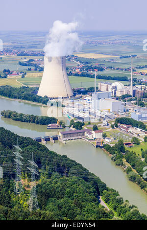 Vista aerea, EON gli impianti di energia nucleare Isar I e II Isar con edifici del reattore e la torre di raffreddamento sul fiume Isar, Essenbach Foto Stock