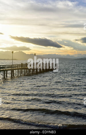 Molo al tramonto sul Lago Chiemsee, Chiemgau e Schliersee Alpi stagliano, in Chieming, Chiemgau, Alpine Foreland, Bavaria Foto Stock