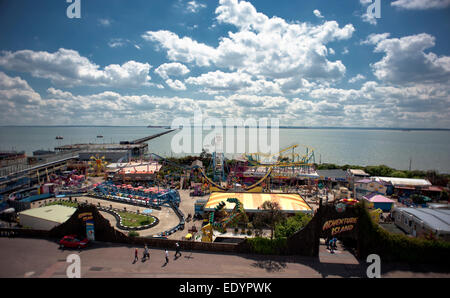 Vista aerea del parco divertimenti Adventure Island sul lungomare di Southend-on-Sea, Essex, con il famoso molo e l'estuario del Tamigi visibili oltre Foto Stock