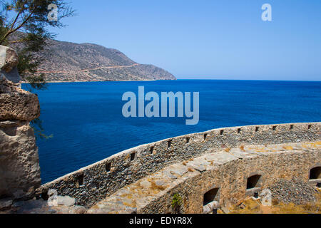 Vista dall'isola di Creta di Spinalonga, un isola difensivo che è stato usato come un lebbrosario. Foto Stock