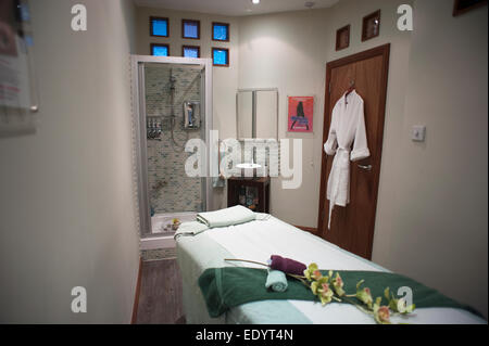 Salone di bellezza accappatoio doccia lettino di trattamento. Credito: lee ramsden / alamy Foto Stock