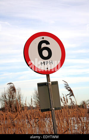 A 6 mph segnale di limite di velocità su Norfolk Broads a Hardley, Norfolk, Inghilterra, Regno Unito. Foto Stock