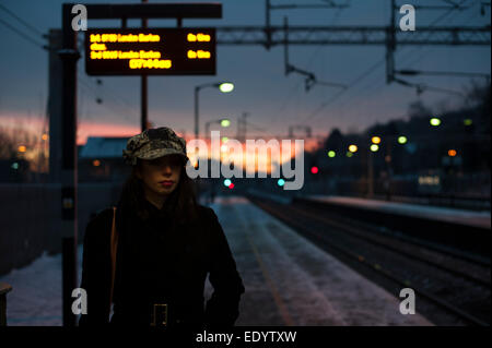 Ragazza in attesa del treno. Credito: lee ramsden / alamy Foto Stock