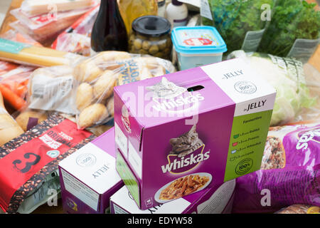 La durata settimanale del negozio di alimentari: una varietà di alimenti acquistati al supermercato Tesco - alcune delle quali sono Tesco del proprio marchio. Foto Stock