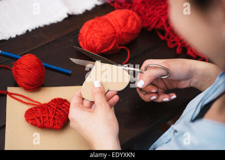 Donna creazione di rosso cuore di lana Foto Stock