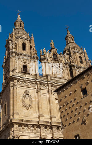 Casa de las Conchas e la Pontificia Università di Salamanca, Castilla y Leon, Spagna Europa Foto Stock