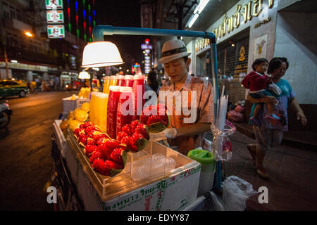 Venditore ambulante vende il succo di melograno in una fase di stallo a Bangkok in Tailandia Foto Stock