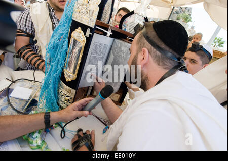 Un uomo ebraico è la lettura dalla Torah durante un bar mitzvà rituale presso il Muro del Pianto a Gerusalemme Foto Stock