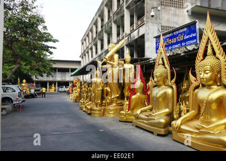 Buddha statue dorate a manufactury sulla strada a Bangkok, Thailandia, Sud-est asiatico. Foto Stock