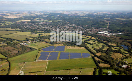 Vista aerea di un impianto fotovoltaico in Inghilterra, Regno Unito Foto Stock