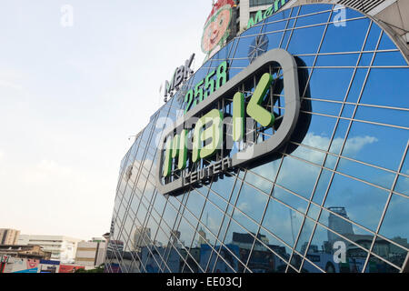 Frontale del MBK Mahboonkrong, shopping center, centro di Bangkok, Thailandia, Sud-est asiatico. Foto Stock