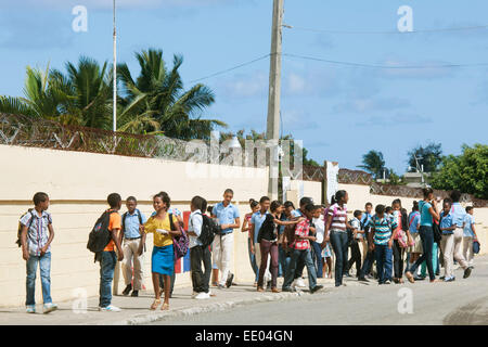 Dominikanische Republik, Norden, Puerto Plata, Schüler vor Schule Foto Stock