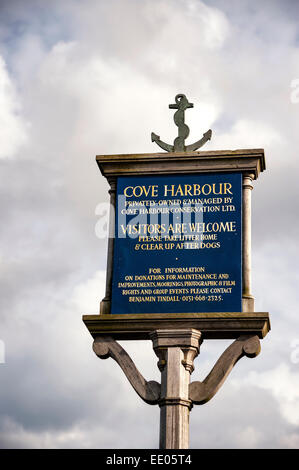Un segno di dare informazioni ai visitatori all'entrata Cove Harbour Foto Stock