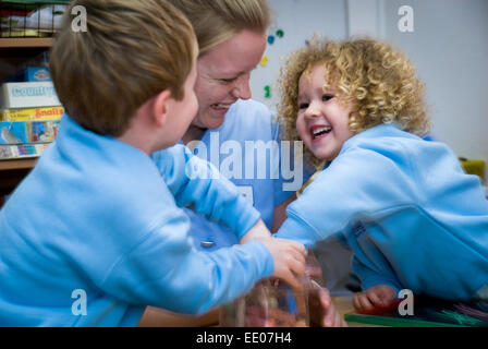 I bambini e il personale a Abingdon Kindergarten, in Abingdon, Oxfordshire, Regno Unito Foto Stock