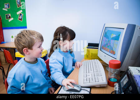 Bambini che giocano su computer a Abingdon Kindergarten, in Abingdon, Oxfordshire, Regno Unito Foto Stock
