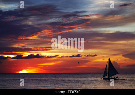 Tramonto tropicale con barca a vela, Boracay, Filippine Foto Stock