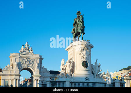 Statua di re Jose io e Rua Augusta Arch a Lisbona, Portogallo Foto Stock