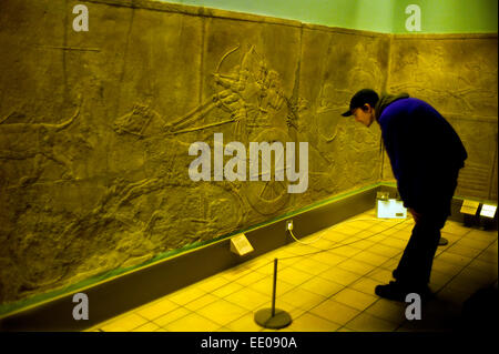 British Museum di Londra England Regno Unito. Leone assiro Hunt. Gennaio 2015 Re Ashurbanipal caccia i Lions. Bassorilievo scolpito del pannello in Foto Stock